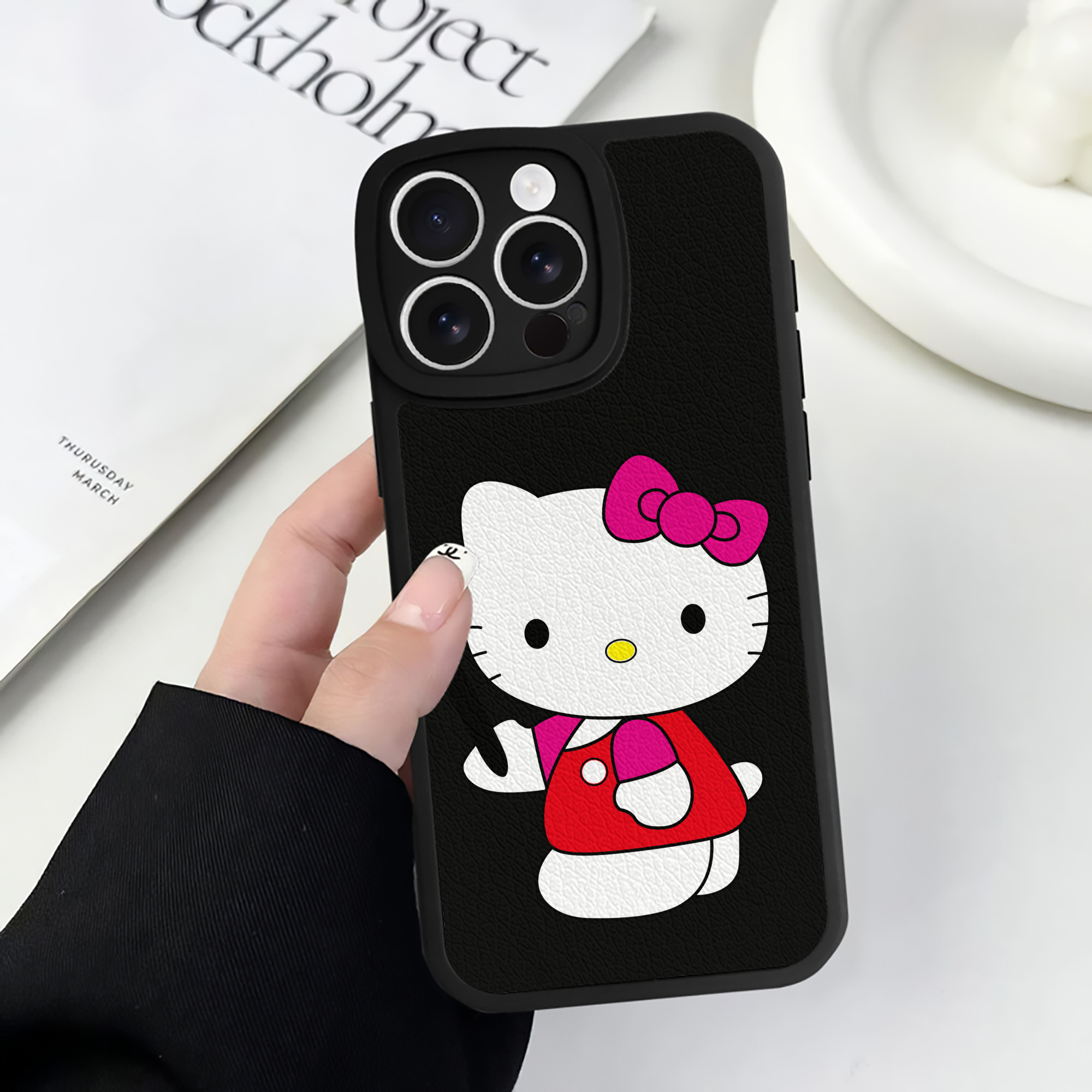 （画像用） Hello Kitty ハローキティ 【iPhone 16シリーズ対応】シリコンスマホケース（レザー調） 材質：シリコン